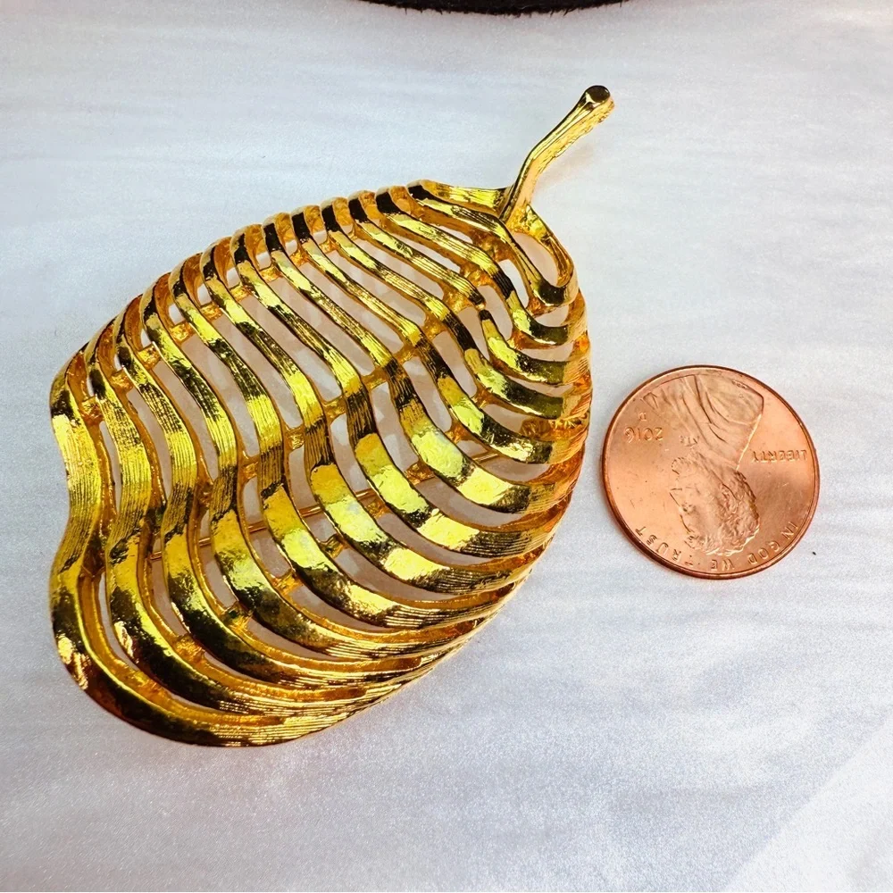 Vintage Goldtone large Leaf Brooch pin